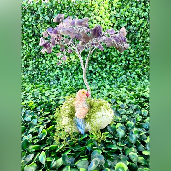 Parrot carving on Amethyst Tree - Picture 6 of 8